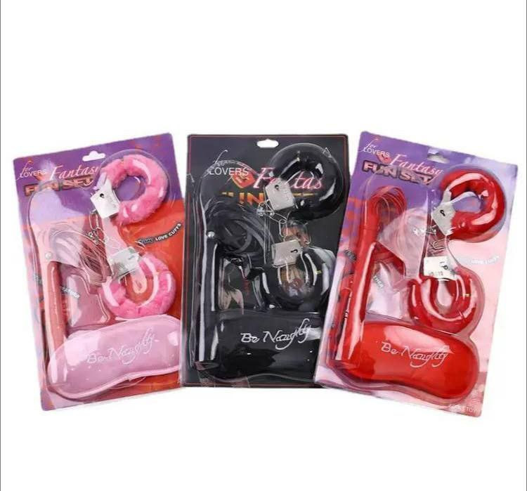 ست شلاق، چشمبند، دستبند فلزی خزدار