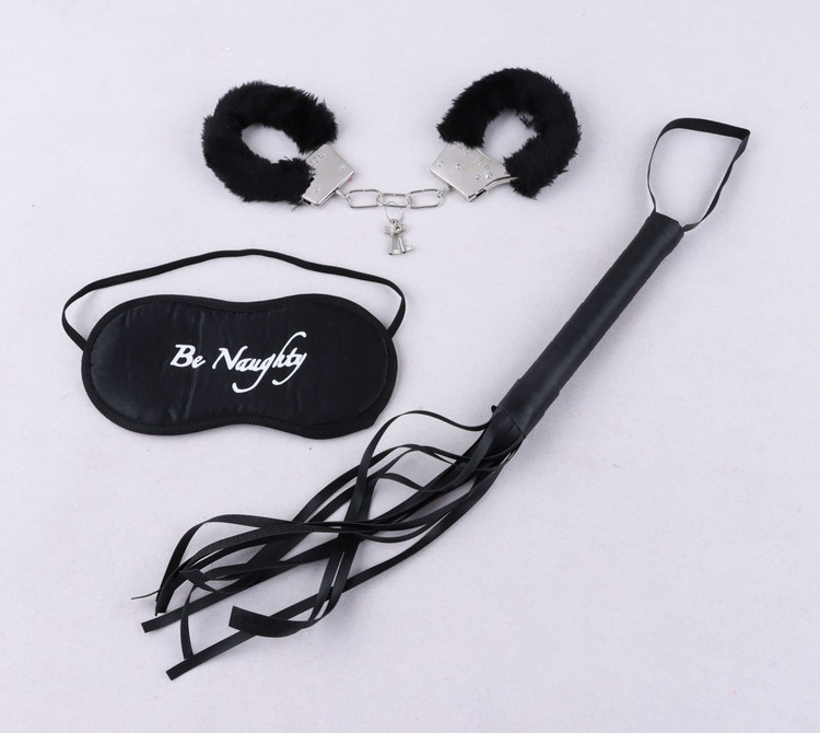 ست شلاق، چشمبند، دستبند فلزی خزدار