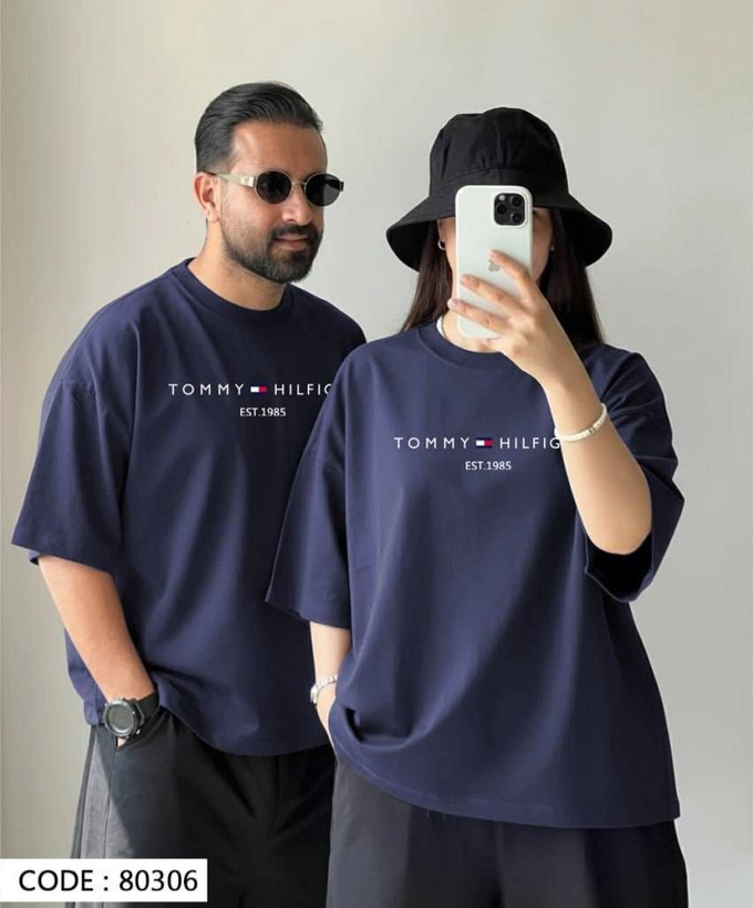 تیشرت باکسی کاپلی هم زنانه هم مردانه طرح Tommy جنس نخ پنبه خنک تابستانی آستین سه ربع کد 80306