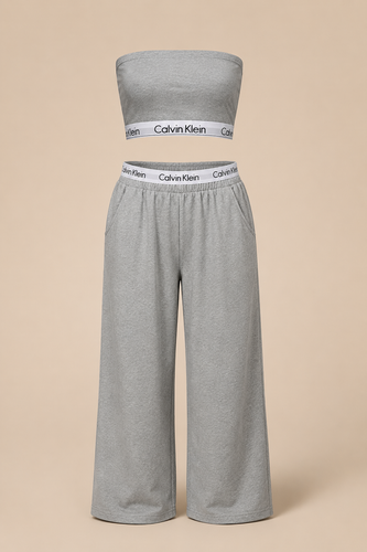ست کراپ و شلوار زنانه اسپرت مدل کش مارکدار از جنس دونخ گلکسی