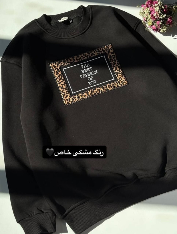 بلوز دورس زنانه آستین بلند یقه گرد با طرح کادر پلنگی و متن انگلیسی در جلو لباس